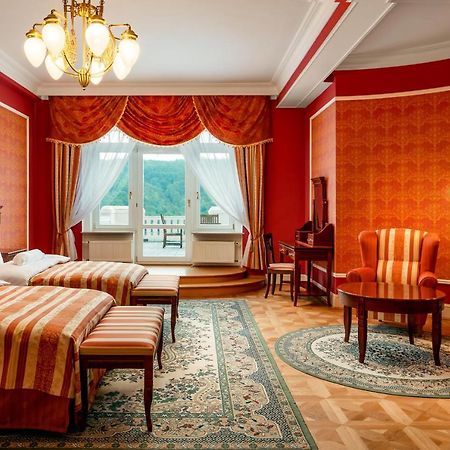 Spa Hotel Imperial Karlovy Vary Exterior foto A suite at the Grand Hotel