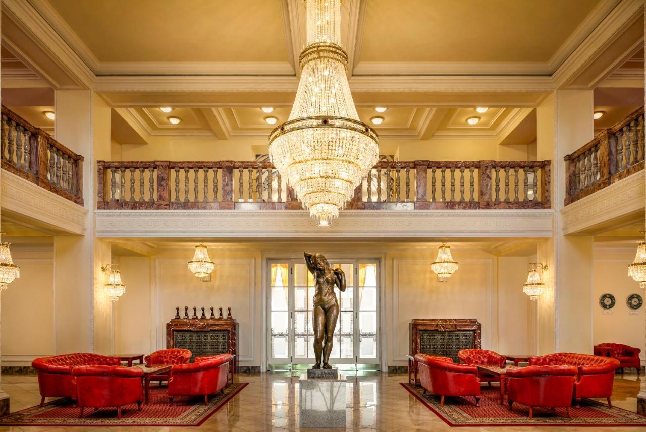Spa Hotel Imperial Karlovy Vary Exterior foto The lobby of the Hotel de la Ville