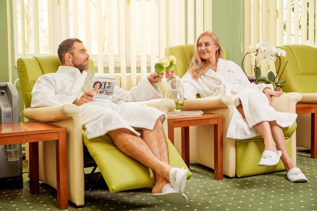 Spa Hotel Imperial Karlovy Vary Exterior foto A couple relaxing in a spa