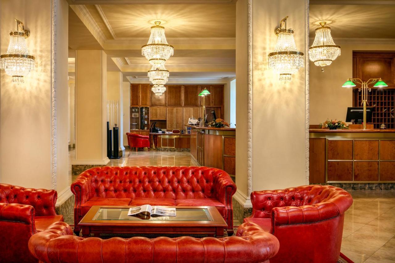Spa Hotel Imperial Karlovy Vary Exterior foto The lobby of the hotel