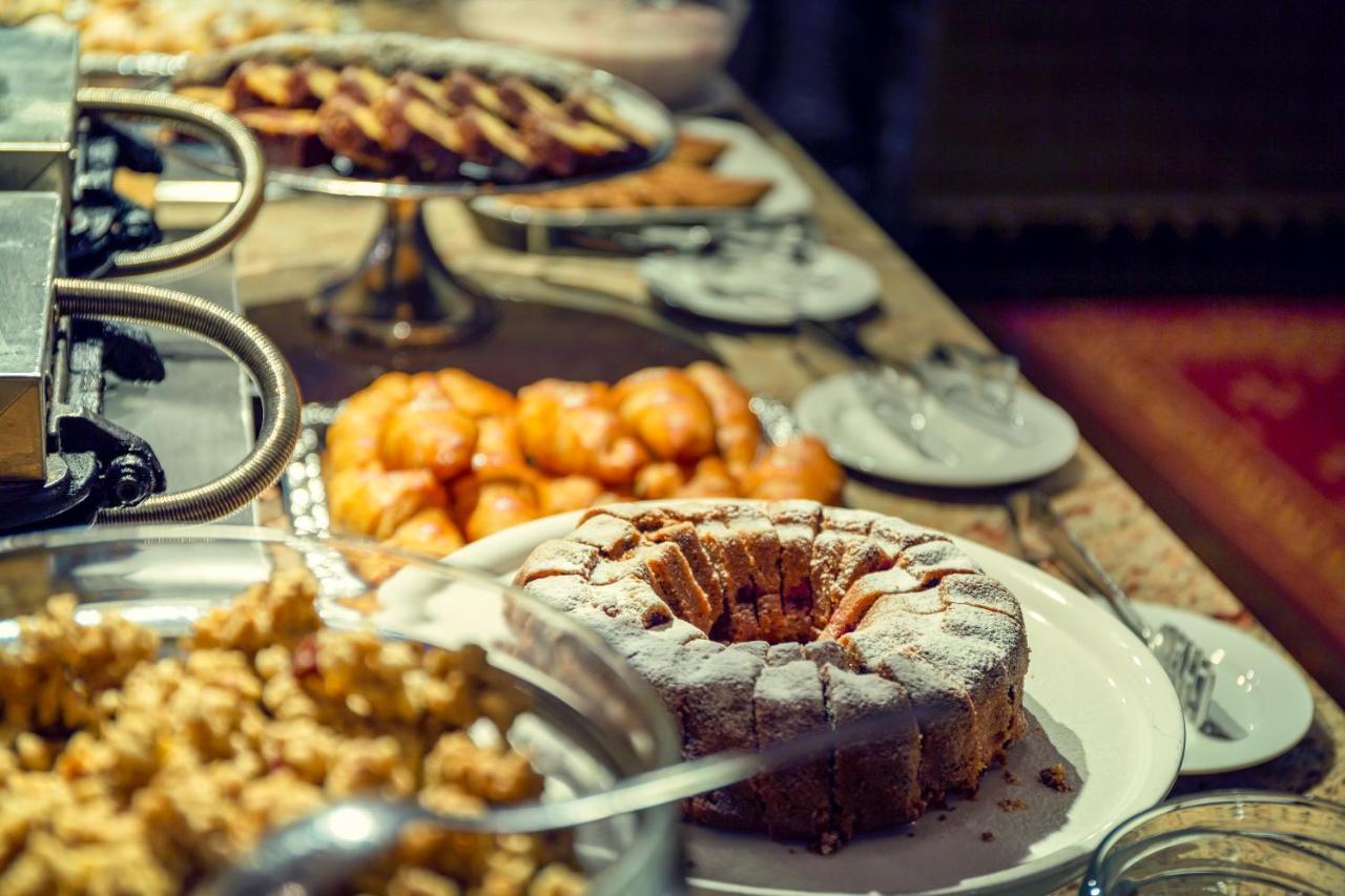 Spa Hotel Imperial Karlovy Vary Exterior foto A selection of desserts