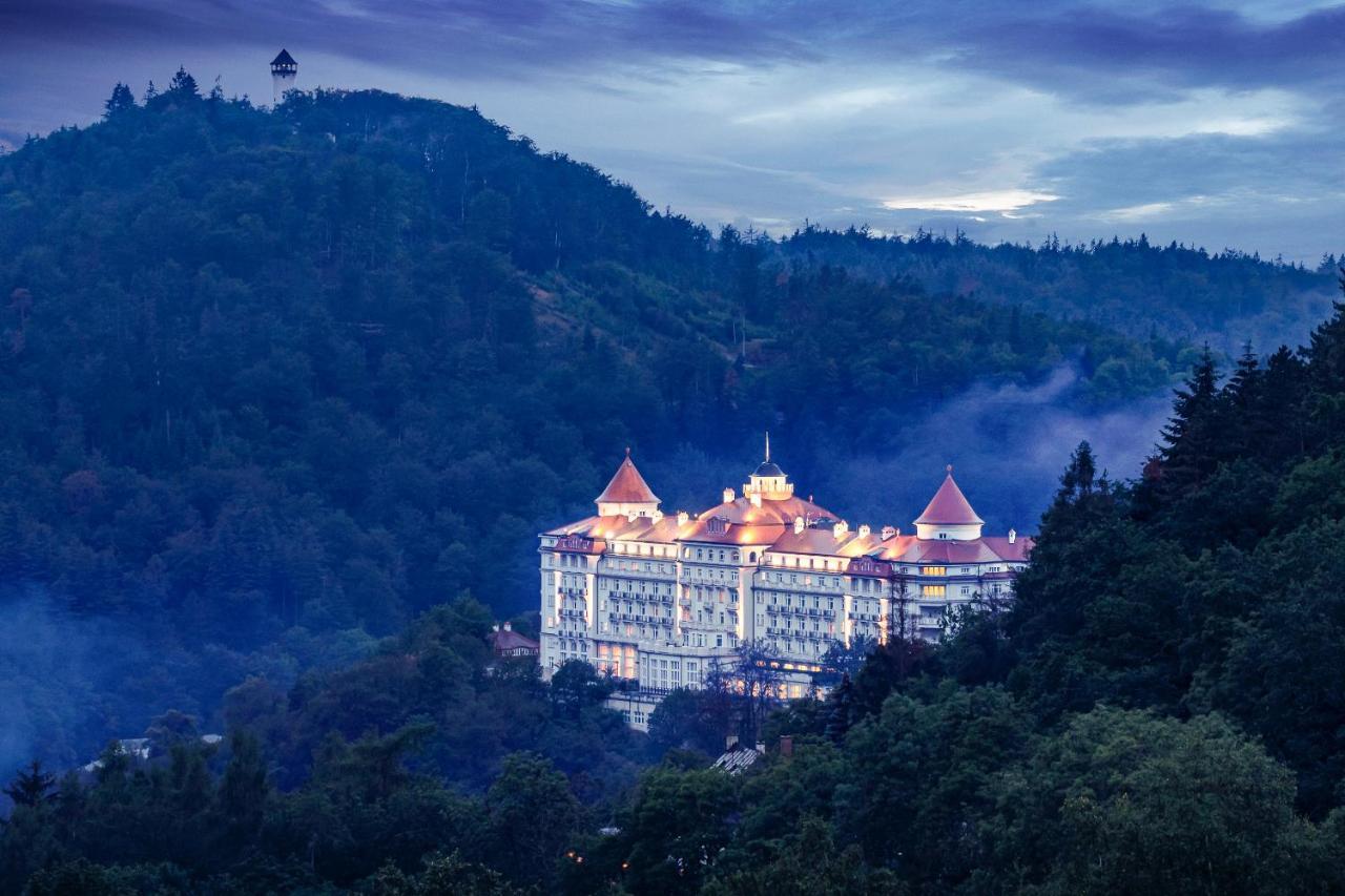 Spa Hotel Imperial Karlovy Vary Exterior foto The hotel at night